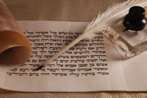 תרגום מקצועי לעברית עם נוצה וקלף